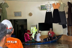 Trường Tiểu học Hòa Phước (Đà Nẵng) ngập sâu hơn cả mét.(Ảnh: Trần Lê Lâm/TTXVN)