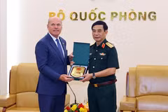 Đại tướng Phan Văn Giang, Ủy viên Bộ Chính trị, Phó Thủ tướng Chính phủ, Bộ trưởng Bộ Quốc phòng và Đại sứ Đặc mệnh toàn quyền Canada tại Việt Nam James Nickel tại buổi tiếp. (Nguồn: Báo Chính phủ)