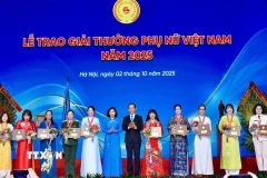Bác sỹ Nguyễn Thị Tuyết Vân (ngoài cùng, bên phải) vinh dự nhận Giải thưởng Phụ nữ Việt Nam năm 2025. (Ảnh: TTXVN phát)