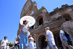 Người dân di chuyển dưới trời nắng gắt tại Rome, Italy. (Ảnh: THX/TTXVN)