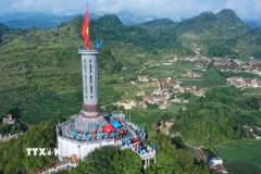 Sáng 13/7/2026, tại Cột cờ Quốc gia Lũng Cú, xã Lũng Cú, tỉnh Tuyên Quang, Hội Liên hiệp thanh niên Việt Nam tổ chức lễ chào cờ Chặng 3-Hành trình “Tôi yêu Tổ quốc tôi” năm 2026. (Ảnh: Minh Đức/TTXVN)