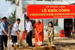Ủy ban Mặt trận Tổ quốc xã Phước Long, tỉnh Cà Mau tổ chức lễ khởi công xây dựng nhà Đại Đoàn kết cho hộ nghèo, cận nghèo, hộ có con ruột của người hoạt động kháng chiến bị nhiễm chất độc hóa học khó khăn về nhà ở. (Ảnh: TTXVN phát)