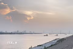 Ngã ba sông Hồng là không gian cảnh quan đặc trưng của Thủ đô, nơi hội tụ các giá trị tự nhiên, lịch sử và văn hóa, tạo nền tảng cho định hướng phát triển đô thị ven sông gắn với bảo tồn và phát huy di sản. (Ảnh: Tuyết Mai/TTXVN)