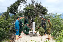 Lực lượng tuần tra song phương Đồn Biên phòng Cà Xèng (Việt Nam) và Đại đội Biên phòng 312 (Lào) phối hợp kiểm tra mốc giới. (Ảnh: TTXVN phát)