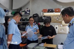 Chi cục Quản lý thị trường Đà Nẵng kiểm tra tại cơ sở kinh doanh trên địa bàn quận Hải Châu. (Ảnh: TTXVN phát)