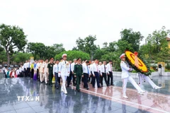 Các đại biểu dâng hương tại Đài tưởng niệm các Anh hùng liệt sỹ. (Ảnh: Tuấn Anh/TTXVN)