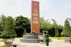 Trung úy Nguyễn Đức Thọ tưởng nhớ các đồng đội đã ngã xuống trong trận đánh cầu Rạch Chiếc. (Ảnh: Hồng Giang/TTXVN)