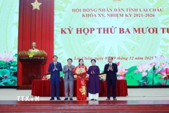 Các đồng chí lãnh đạo tặng hoa chúc mừng đồng chí Tẩn Thị Quế được bầu làm Phó Chủ tịch Hội đồng nhân dân tỉnh Lai Châu khóa XV, nhiệm kỳ 2021-2026. (Ảnh: Quý Trung/TTXVN)