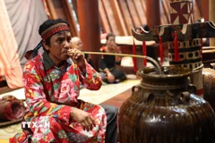 Trong các nghi lễ của người Ê Đê, chiếc ché không chỉ chứa đựng rượu cần mà còn được coi là nơi trú ngụ của các vị thần linh. (Ảnh: Tuấn Anh/ TTXVN)