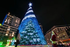 Cây thông Noel được trang hoàng rực rỡ tại Richmond, British Columbia, Canada. (Ảnh: THX/TTXVN)