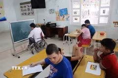 Lớp học vẽ của các nạn nhân chất độc da cam/dioxin tại Trung tâm bảo trợ nạn nhân chất độc da cam và Trẻ em bất hạnh Đà Nẵng. (Ảnh: Trần Lê Lâm/TTXVN)