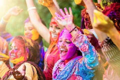 Những người phụ nữ Ấn Độ tung bột màu trong lễ hội Holi.