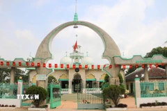 Thánh đường Mubarak (xã Châu Phong, tỉnh An Giang được trang hoàng rực rỡ vừa đón mừng Tháng ăn chay Ramadan, vừa đón mừng năm mới Bính Ngọ 2026. (Ảnh: Công Mạo/TTXVN)