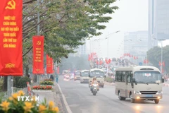 Đoàn xe chở các đại biểu dự Đại hội đại biểu toàn quốc lần thứ XIV của Đảng di chuyển trên đường Nguyễn Chí Thanh về Trung tâm Hội nghị Quốc gia. (Ảnh: TTXVN)