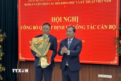 Đồng chí Nguyễn Phi Long, Ủy viên Ban chấp hành Trung ương Đảng Phó Bí thư Đảng ủy Mặt trận Tổ quốc, các đoàn thể Trung ương trao Quyết định Bí thư Đảng ủy Liên hiệp các hội Khoa học và Kỹ thuật Việt Nam cho Giáo sư, Viện sỹ Châu Văn Minh. (Ảnh: Diệu Thúy/TTXVN)