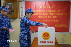 Các cử tri tại tàu CSB 6008 (Thành phố Hồ Chí Minh) bỏ phiếu bầu cử Quốc hội và Hội đồng Nhân dân. (Ảnh: TTXVN phát)