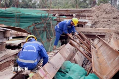Công nhân, kỹ sư quay trở lại thi công ngay sau những ngày nghỉ Tết Nguyên đán tại Dự án đầu tư xây dựng đường Vành đai 2 đoạn tuyến Tân Vũ-Hưng Đạo-Bùi Viện. (Ảnh: Hoàng Ngọc/TTXVN)