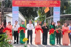 Đại biểu cắt băng khánh thành cầu Đình, một trong 4 cây cầu được xây dựng. (Ảnh: Huỳnh Phúc Hậu/TTXVN)