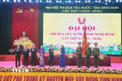 Phó Chủ tịch nước Võ Thị Ánh Xuân, Phó Chủ tịch thứ nhất Hội đồng Thi đua-Khen thưởng Trung ương đã trao Huân chương Lao động hạng Nhất của Chủ tịch nước cho tỉnh Ninh Bình. (Ảnh: Đại Nghĩa/TTXVN)