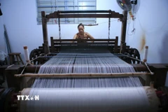 Một xưởng xe tơ thủ công tại làng nghề ươm tơ Cổ Chất,xã Ninh Giang (Ninh Bình). (Ảnh: Công Luật/TTXVN)