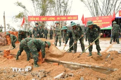 Cán bộ, chiến sỹ Quân khu 5 khẩn trương xây dựng nhà ở mới cho người dân Đắk Lắk. (Ảnh: Tường Quân/TTXVN)