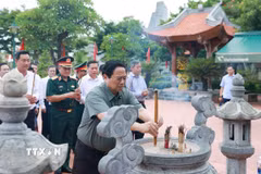 Thủ tướng Phạm Minh Chính dâng hương tưởng niệm tại Đền thờ Bác Hồ và các Anh hùng liệt sỹ tỉnh Quảng Trị. (Ảnh: Dương Giang/TTXVN)
