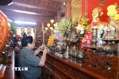 Thủ tướng Phạm Minh Chính dâng hương tưởng niệm tại Đền thờ Bác Hồ và các Anh hùng liệt sỹ tỉnh Quảng Trị. (Ảnh: Dương Giang/TTXVN)