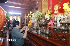 Thủ tướng Phạm Minh Chính dâng hương tưởng niệm tại Đền thờ Bác Hồ và các Anh hùng liệt sỹ tỉnh Quảng Trị. (Ảnh: Dương Giang/TTXVN)