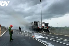 Hiện trường vụ xe tải bất ngờ bốc cháy trên cao tốc Đà Nẵng-Quảng Ngãi. (Nguồn: Đài Tiếng nói Việt Nam)