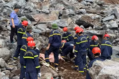 Hàng trăm cán bộ, chiến sỹ công an, quân đội cùng các phương tiện chuyên dụng được huy động để tìm kiếm hai nạn nhân bị vùi lấp do sạt lở đá. (Ảnh: TTXVN phát)