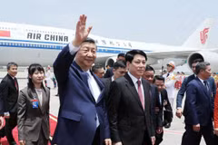 Tổng Bí thư, Chủ tịch nước Trung Quốc Tập Cận Bình đến Thủ đô Hà Nội, bắt đầu chuyến thăm cấp Nhà nước tới Việt Nam. (Ảnh: Lâm Khánh/TTXVN)