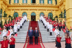 Tổng Bí thư Tô Lâm và Tổng Bí thư, Chủ tịch nước Trung Quốc Tập Cận Bình chụp ảnh chung. (Ảnh: Thống Nhất/TTXVN)