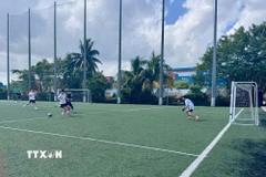 Trận đấu bóng đá khai mạc giải Đấu trường thể thao VNYA 2026. (Ảnh: Đỗ Vân/TTXVN)