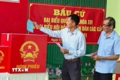 Các cử tri bỏ phiếu tại khu vực bỏ phiếu số 19, tổ 17, phường Long Bình. (Ảnh: Sỹ Tuyên/TTXVN)