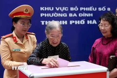 Cử tri Đoàn Thị Thuận, 101 tuổi, bỏ phiếu bầu cử tại điểm bầu cử Trường Tiểu học Phan Chu Trinh, Khu vực bỏ phiếu số 8, phường Ba Đình, thành phố Hà Nội. (Ảnh: An Đăng/TTXVN)