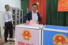 Các cử tri trên đảo tiền tiêu Nhơn Châu (tỉnh Gia Lai) tham gia bỏ phiếu bầu đại biểu Quốc hội khóa XVI và đại biểu Hội đồng Nhân dân các cấp nhiệm kỳ 2026-2031. (Ảnh: Quang Thái/TTXVN)