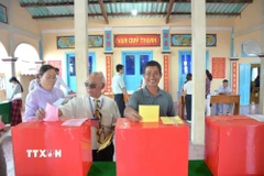 Cử tri đặc khu Phú Quý (Lâm Đồng) nô nức khí thế và phấn khởi tham gia vào ngày hội lớn. (Ảnh: Nguyễn Thanh/ TTXVN)