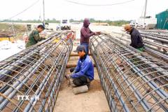 Công nhân thi công tại công trình cầu Rào Cái (phường Thành Sen). (Ảnh: Hữu Quyết/TTXVN)