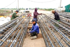 Công nhân thi công tại công trình cầu Rào Cái (phường Thành Sen). (Ảnh: Hữu Quyết/TTXVN)