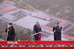 Tổng Bí thư Tô Lâm, Thủ tướng Phạm Minh Chính và các đại biểu thực hiện nghi thức khởi công, động thổ đồng loạt các trường nội trú liên cấp biên giới. (Ảnh: Thống Nhất/TTXVN)