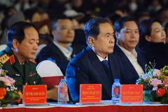 Chủ tịch Quốc hội dự chương trình nghệ thuật Mừng Đảng Mừng Xuân