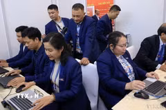 Phóng viên, biên tập viên Ban biên tập Ảnh, Thông tấn xã Việt Nam tác nghiệp, đưa tin trực tiếp tại khu vực Trung tâm báo chí Đại hội XIV của Đảng (1/2026). (Ảnh: TTXVN)