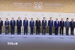 Tổng thống Nga Vladimir Putin đón Thủ tướng Chính phủ Lê Minh Hưng và Trưởng đoàn các nước tham dự Hội nghị Cấp cao Kỷ niệm 35 năm quan hệ ASEAN-Nga. (Ảnh: Dương Giang/TTXVN)