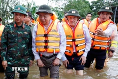 Tổng Bí thư Tô Lâm đến vùng bị chia cắt do mưa lũ tại thôn Khuông Phò Đông, xã Quảng Điền, Thành phố Huế. (Ảnh: Thống Nhất/TTXVN)