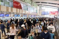 Người dân xếp hàng làm thủ tục rời Hà Nội tại sân bay Nội Bài, sáng 13/02/2026. (Ảnh: Quốc Khánh/TTXVN)