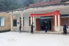 Bà con nhân dân thôn Bản Giáng, xã Trung Sơn (Tuyên Quang) dọn dẹp Nhà văn hóa thôn để chuẩn bị tổ chức các hoạt động dịp Tết cổ truyền. (Ảnh: Hoàng Hải/TTXVN)