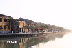Dãy nhà cổ bên dòng sông Hoài dần hiện lên trong ánh nắng mặt trời buổi sáng. (Ảnh: Xuân Quý/TTXVN)