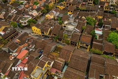 Dưới những mái nhà cổ rêu phong ở Hội An vẫn là nơi ở, sinh hoạt của nhiều hộ dân gắn bó lâu đời với phố cổ. (Ảnh: Xuân Quý/TTXVN)