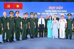 Ủy viên Bộ Chính trị, Bí thư Thành ủy Thành phố Hồ Chí Minh Nguyễn Văn Nên cùng đại biểu. (Ảnh: Thu Hương/TTXVN)