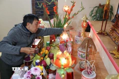 Vào khoảnh khắc giao thừa, bước sang năm mới, con cháu thắp hương thành kính mong tổ tiên phù hộ. (Ảnh: Thanh Tùng/TTXVN)